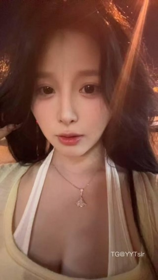 十七同学 2025-06-05 22:46:00 衣料的摩擦声，是今晚的摩斯密码