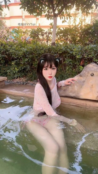 清风皓月 2025-01-18 22:10:53 粉色👙比基尼套装户外摆拍