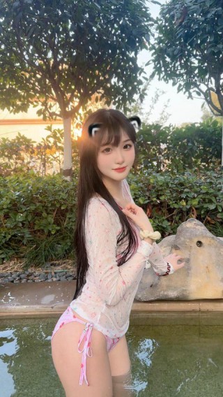 清风皓月 2025-01-18 22:10:53 粉色👙比基尼套装户外摆拍