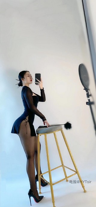 俏妞qiaoniuTT 2025-01-08 21:06:29 黑色旗袍+白色衬衫双套合璧