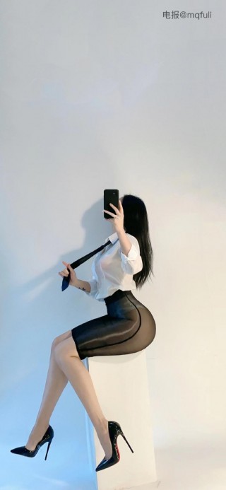 俏妞qiaoniuTT 2025-01-08 21:06:29 黑色旗袍+白色衬衫双套合璧