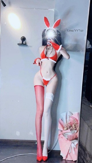 小艾根本吃不饱 2024-08-27 16:42:49 红色三点式系绳比基尼萝莉🧸高能产出
