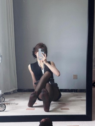 张雅智 2025-04-16 14:23:58 萝莉妮兔💥蓝色制服➕性感黑丝➕爱的蜜桃 照片