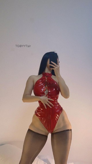 俏妞qiaoniuTT 2025-01-09 01:17:12 红与黑的交织 红色连体衣💋勾勒出 的曲线