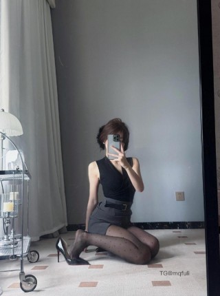 张雅智 2025-04-16 14:23:58 萝莉妮兔💥蓝色制服➕性感黑丝➕爱的蜜桃 照片