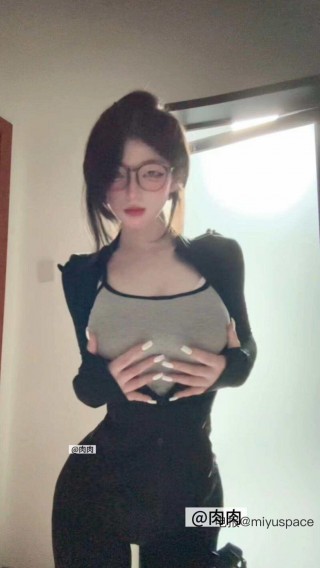 肉肉丸 2025-08-18 15:56:38 照片比本人好看 有事找照片😘😜