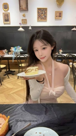 十七同学 2025-06-05 13:32:42 今天的C位是它🍰还是我呢？