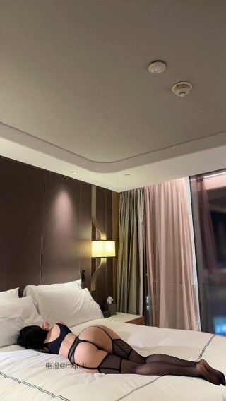 俏妞qiaoniuTT 2025-01-27 22:22:14 黑色蕾丝连体➕各种姿势代入感直接拉