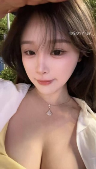 十七同学 2025-06-05 13:50:35 眼神交汇的瞬间，世界仿佛静止 只剩下你和我