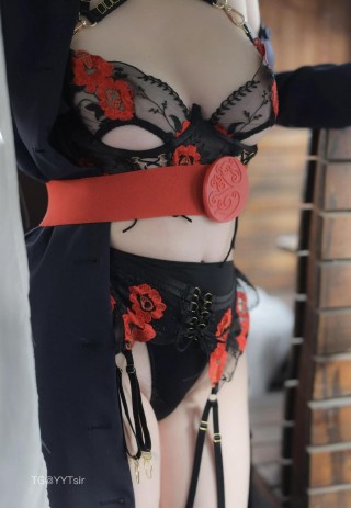 健身芭比 2025-05-23 21:58:47 红黑搭配，尽显优雅与。#反差#