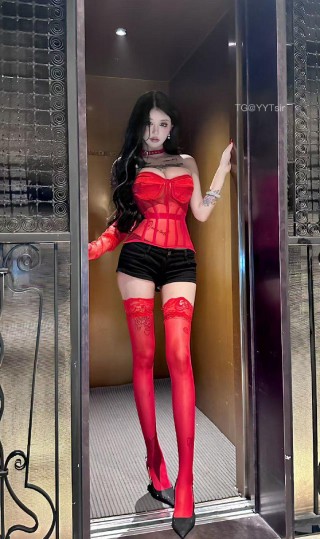 美欢酱 2025-02-26 23:34:22 红色蕾丝袜🦶加上白皙的大腿🦵