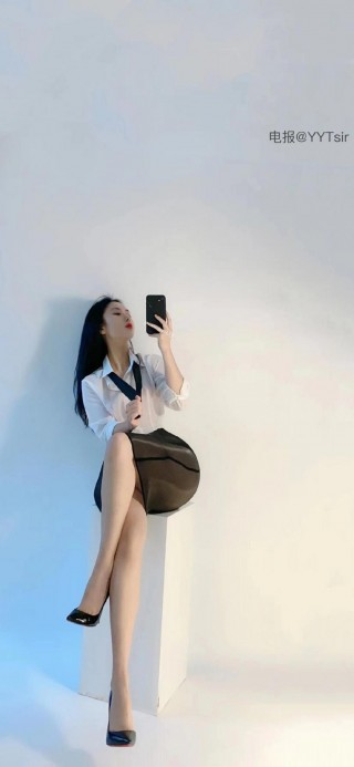俏妞qiaoniuTT 2025-01-08 21:06:29 黑色旗袍+白色衬衫双套合璧