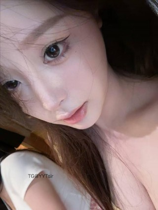 十七同学 2025-06-05 13:50:35 眼神交汇的瞬间，世界仿佛静止 只剩下你和我