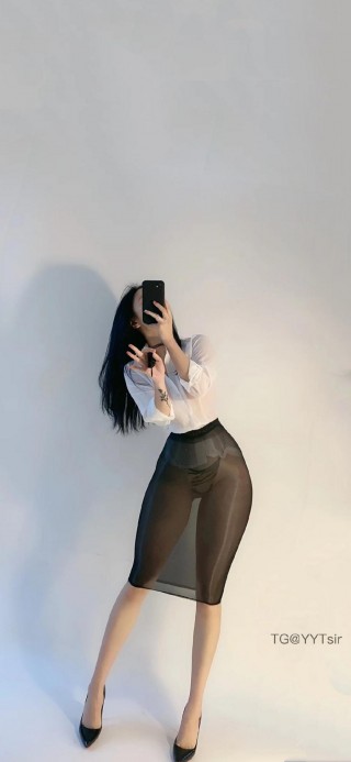 俏妞qiaoniuTT 2025-01-08 21:06:29 黑色旗袍+白色衬衫双套合璧