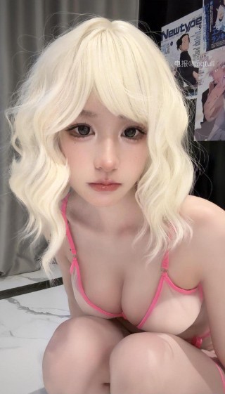 超蓝布罗莉 2025-05-04 19:27:55 超顶付费帖 一字马对镜自拍