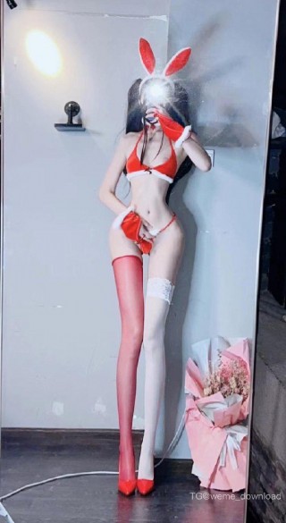 小艾根本吃不饱 2024-08-27 16:42:49 红色三点式系绳比基尼萝莉🧸高能产出