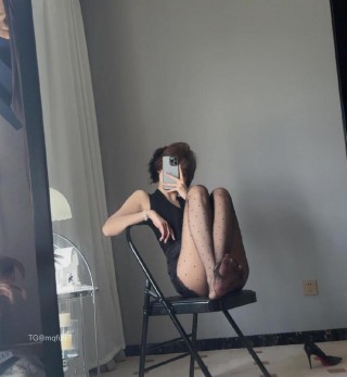 张雅智 2025-04-16 14:23:58 萝莉妮兔💥蓝色制服➕性感黑丝➕爱的蜜桃 照片