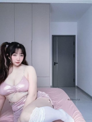小熊五花肉 2025-05-09 01:58:40 粉色👙主题 娇妻闺房🤩俏首弄姿