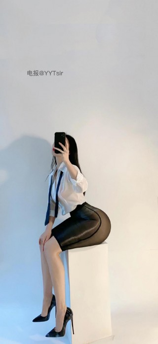 俏妞qiaoniuTT 2025-01-08 21:06:29 黑色旗袍+白色衬衫双套合璧