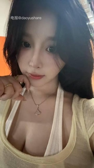 十七同学 2025-06-05 22:46:00 衣料的摩擦声，是今晚的摩斯密码