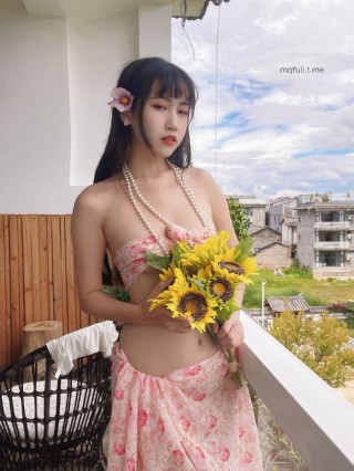呆猫猫m_ 2024-07-23 22:46:46 大长腿➕丝巾➕珍珠项链➕丁字裤