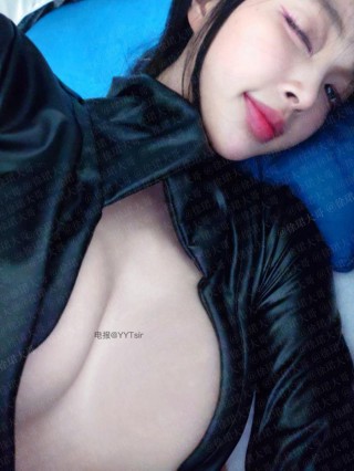 徐珺 2024-11-02 14:54:17 黑色蕾丝全套➕吊带网袜➕红底高跟 
