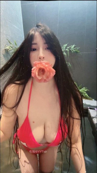 蓝蓝宝贝 2024-10-18 18:49:16 粉色比基尼👙性感天花板😍在水里
