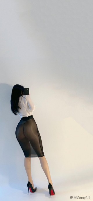 俏妞qiaoniuTT 2025-01-08 21:06:29 黑色旗袍+白色衬衫双套合璧