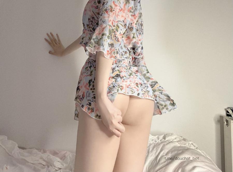 相扑猫 2024-05-06 17:17:19 空心碎花裙🤭十分清纯空荡荡的蜜桃毫无遮拦