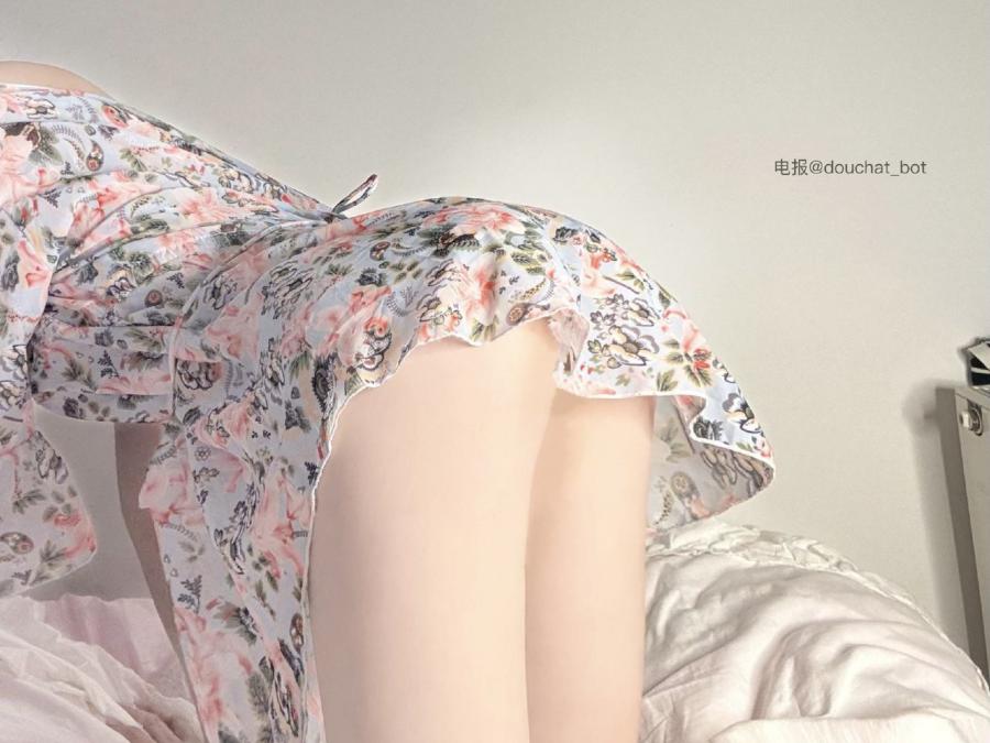 相扑猫 2024-05-06 17:17:19 空心碎花裙🤭十分清纯空荡荡的蜜桃毫无遮拦