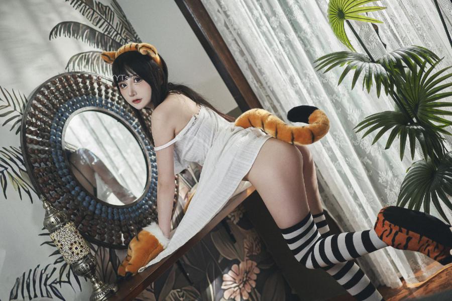 炸蛋boom 2024-06-21 18:29:26 Cosplay丛林中性感小老虎儿🍑