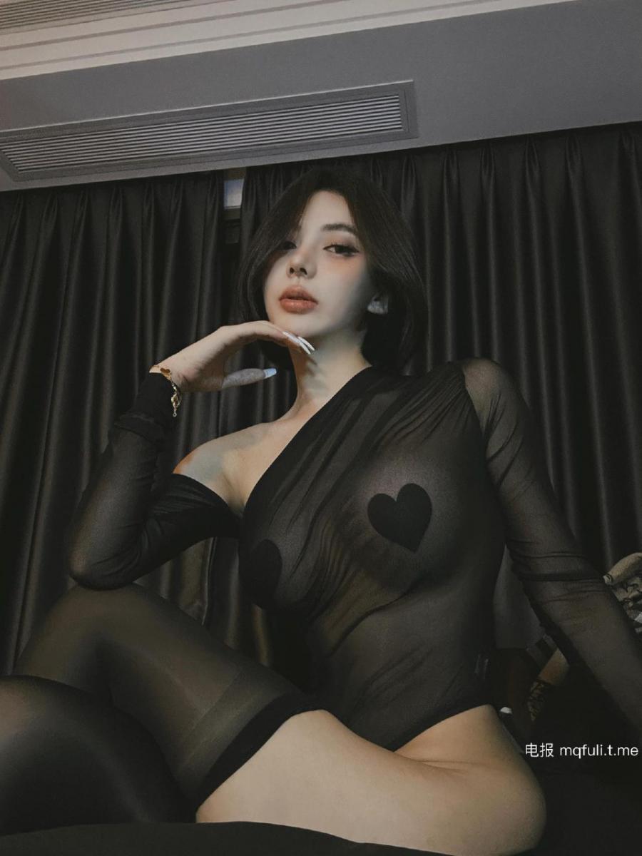 凌凌七DL 2024-06-29 19:11:53 黑色连体蕾丝+蜜桃视角🤭顶爆了