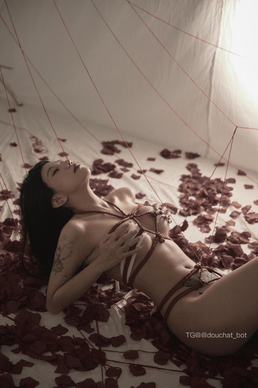 鱼神 2024-07-18 13:28:46 绳艺+玫瑰🌹真的超级考研颜值与身材的一组