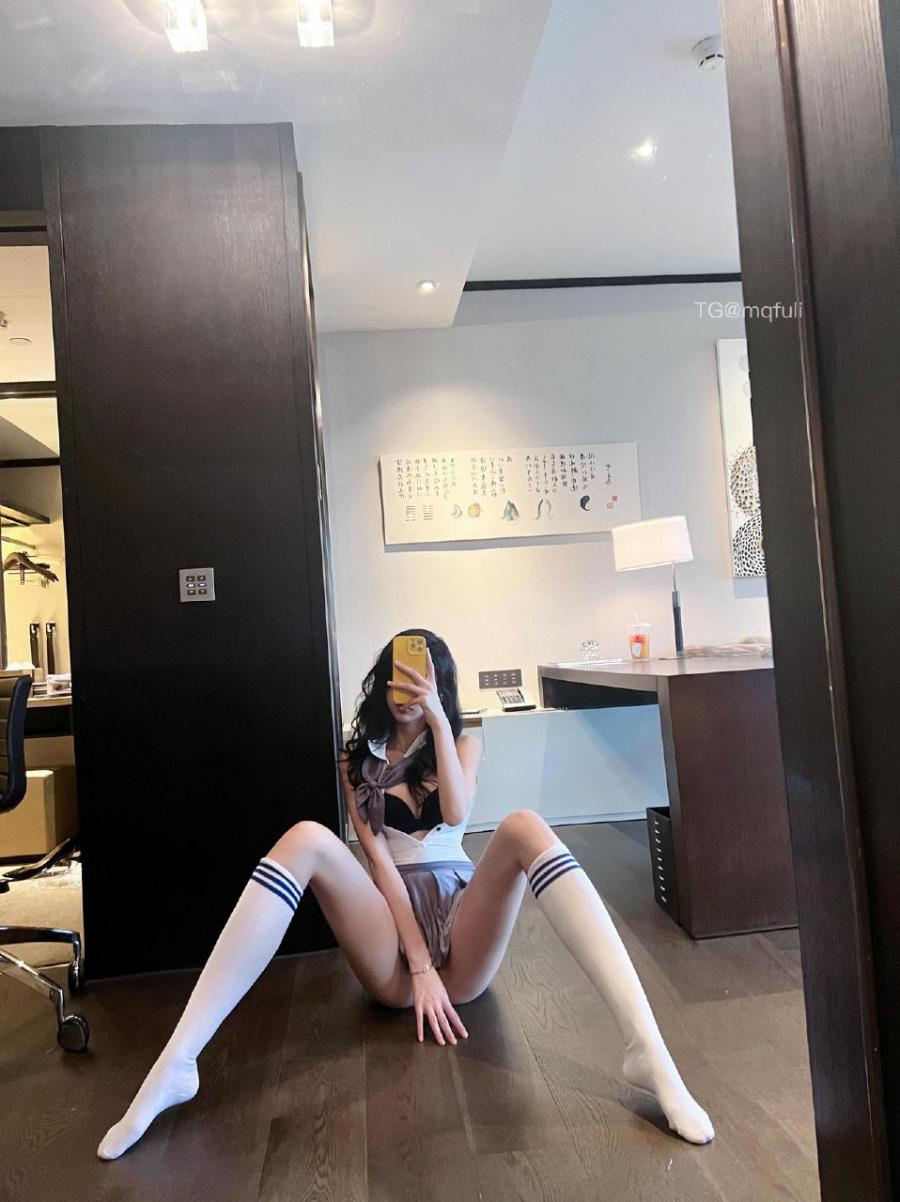 kiko 2024-07-27 14:51:23 性感超长美腿🦵高校学生装