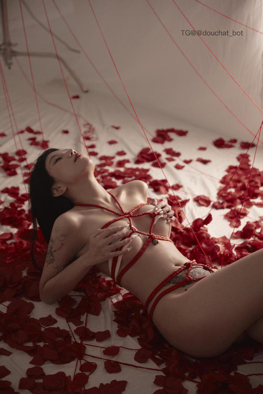 鱼神 2024-07-18 13:28:46 绳艺+玫瑰🌹真的超级考研颜值与身材的一组