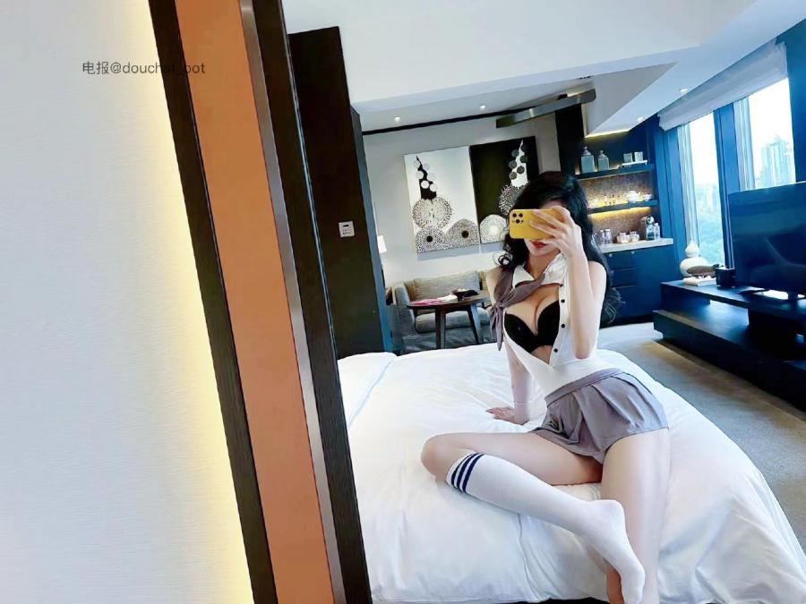 kiko 2024-07-27 14:51:23 性感超长美腿🦵高校学生装