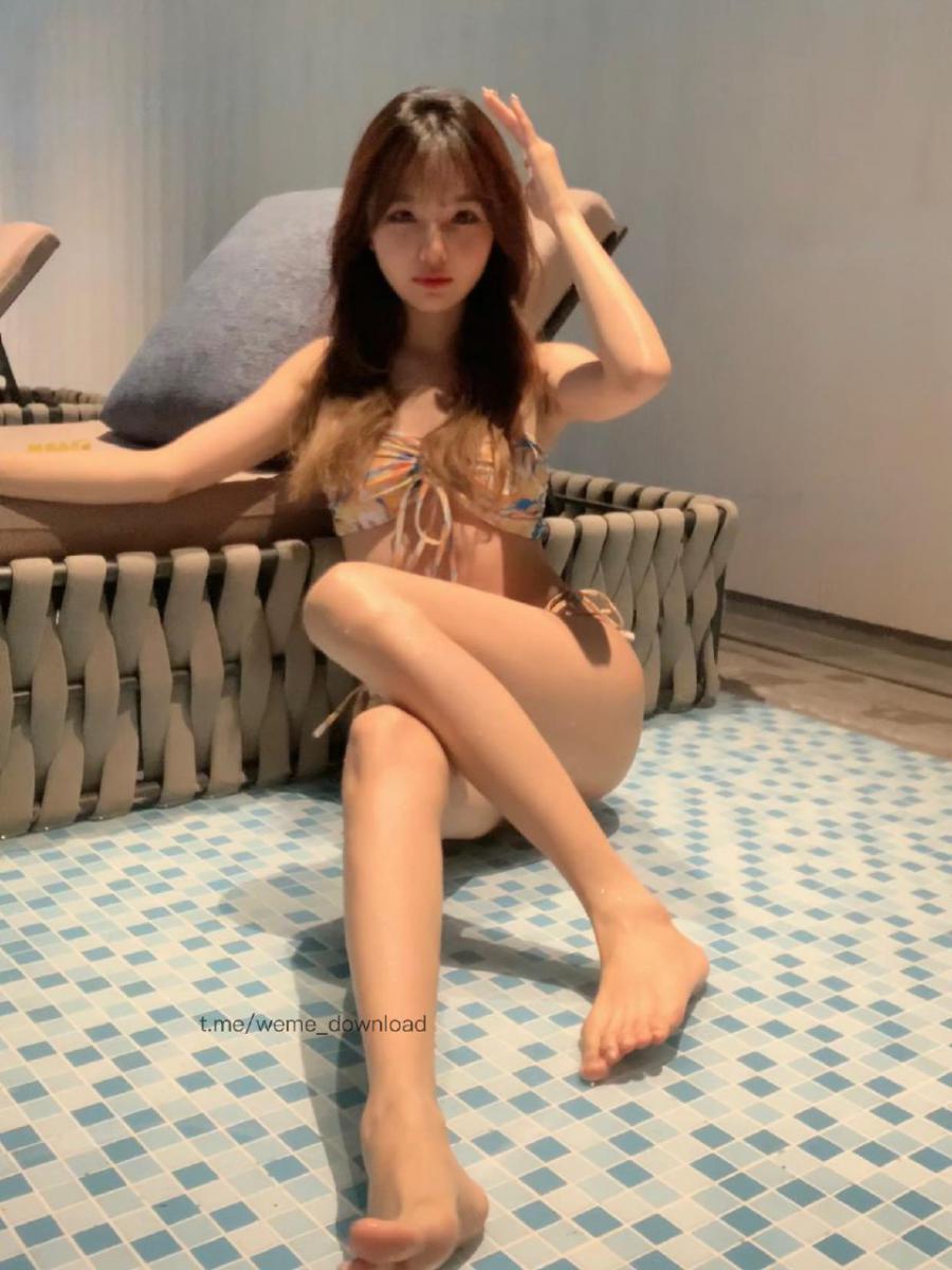 相扑猫 2024-07-12 21:48:11 泳池比基尼性感自拍👙真的太诱人了