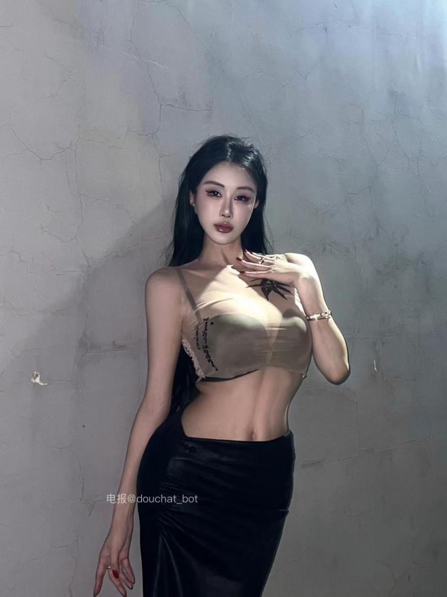 孟晓艺 2024-07-08 20:47:44 “她像一颗朦胧的珍珠”