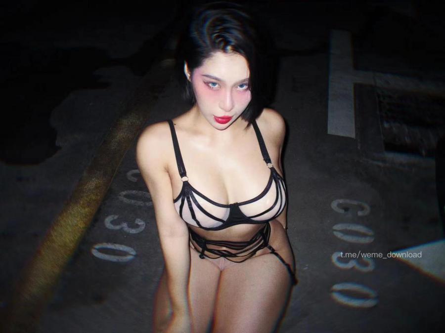 徐樱菡 2024-07-15 23:06:37 深夜享贴 性感辣妹汽车比基尼系列