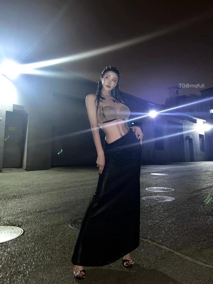 孟晓艺 2024-07-08 20:47:44 “她像一颗朦胧的珍珠”