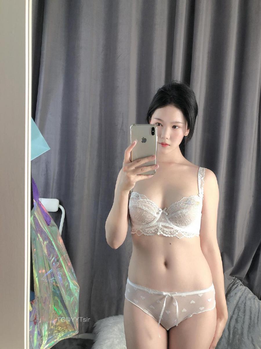 利世 2024-08-22 14:52:03 火爆全网的一组内衣秀 蕾丝➕透视➕三点式➕一根绳