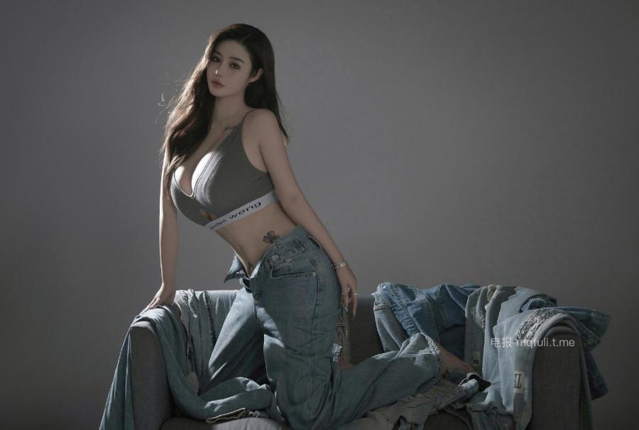 杉杉超辣 2024-09-12 14:39:01 牛仔写真 运动抹胸饱满🐻