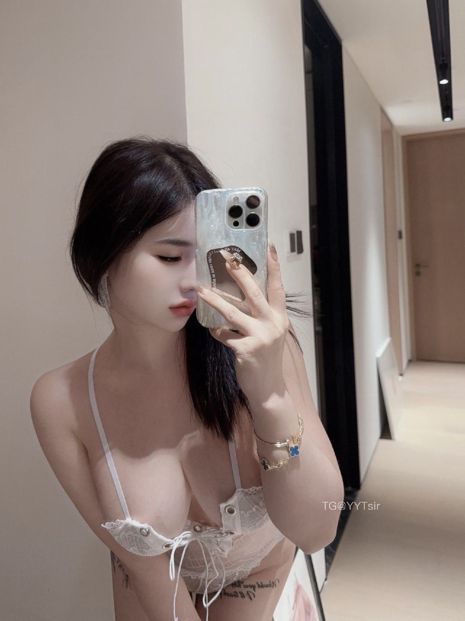 阿色 2024-09-30 19:59:43 御姐白色蕾丝镂空网纱连体丁火辣