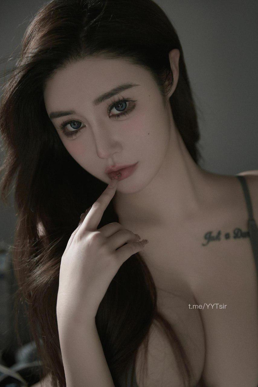 杉杉超辣 2024-09-12 14:39:01 牛仔写真 运动抹胸饱满🐻