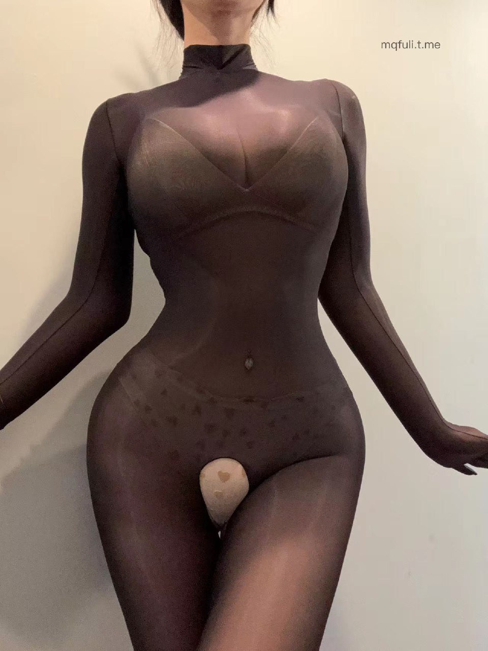 不爱笑的赛琳 2024-09-24 17:00:28 针丝滑油亮束缚包手薄连体衣