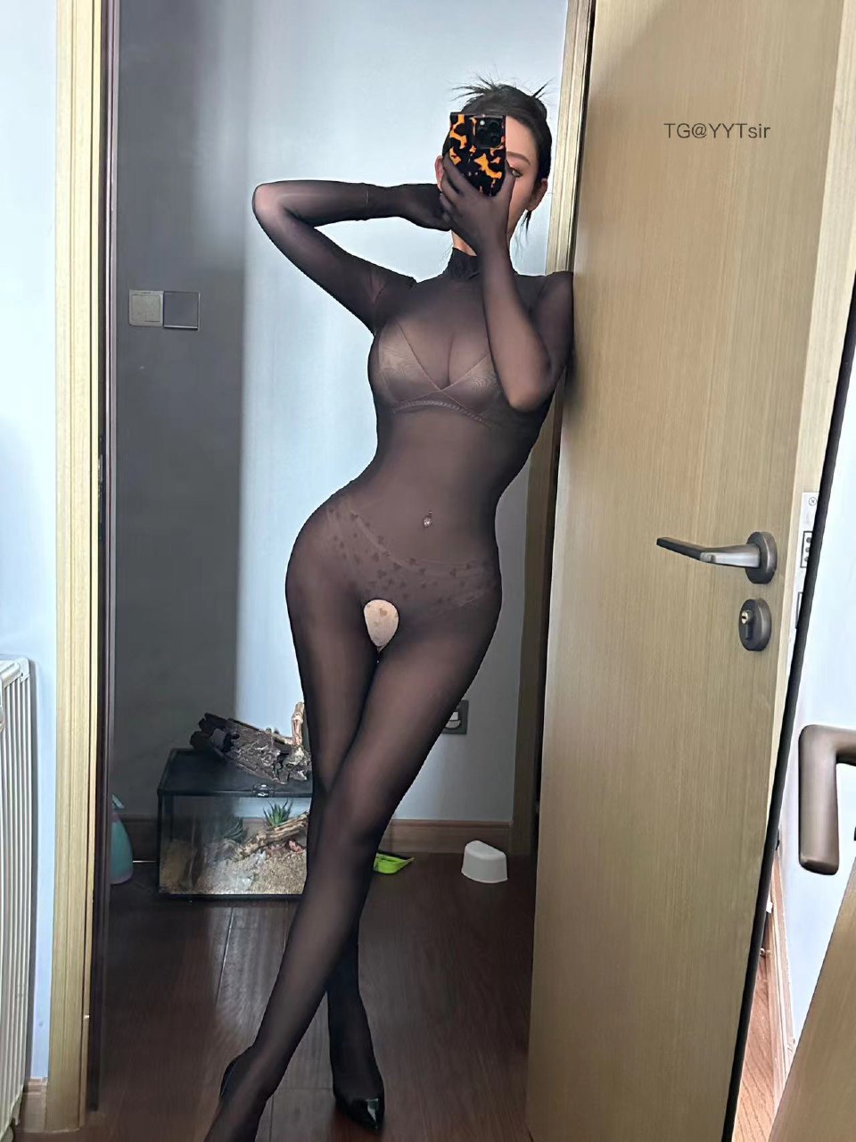 不爱笑的赛琳 2024-09-24 17:00:28 针丝滑油亮束缚包手薄连体衣