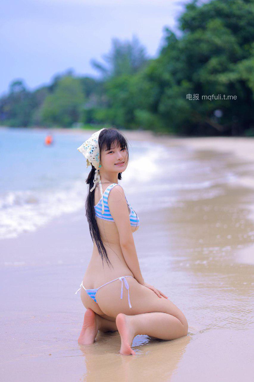 小奈奈yuna 2024-10-31 03:20:57 比基尼系列👙性感天花板😍肌肤雪白身材火辣