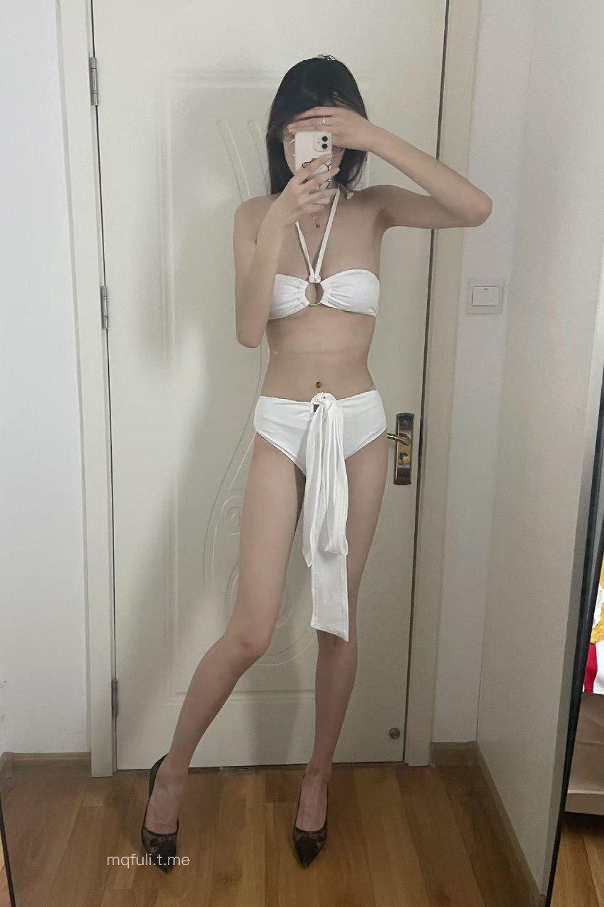 不爱穿shoes 2024-10-21 18:44:16 铁粉福利 白欲情趣👙清纯又性感🫦秘腿白白嫩嫩