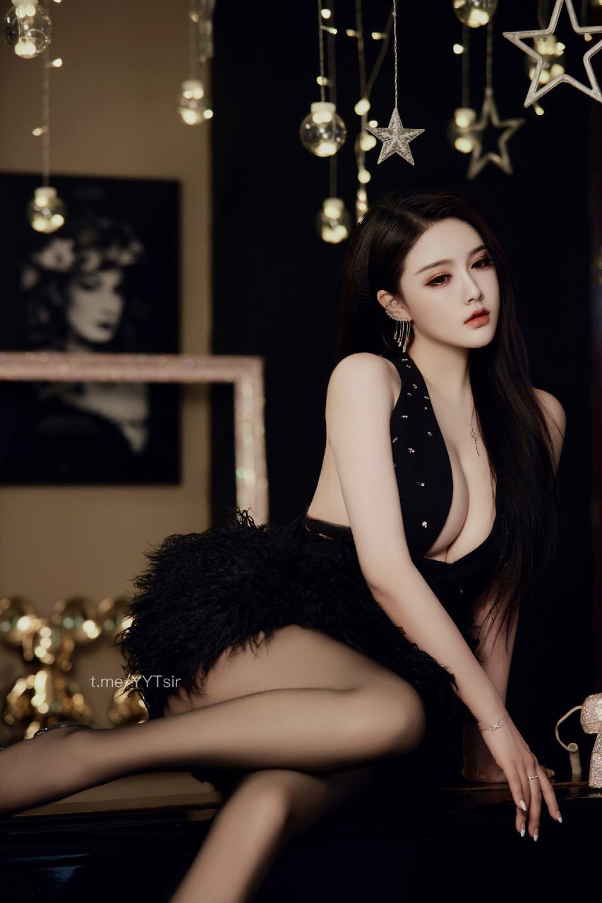 艾曦_lcey 2024-10-31 20:48:59 辣妹镶钻性感露背针织挂脖小吊