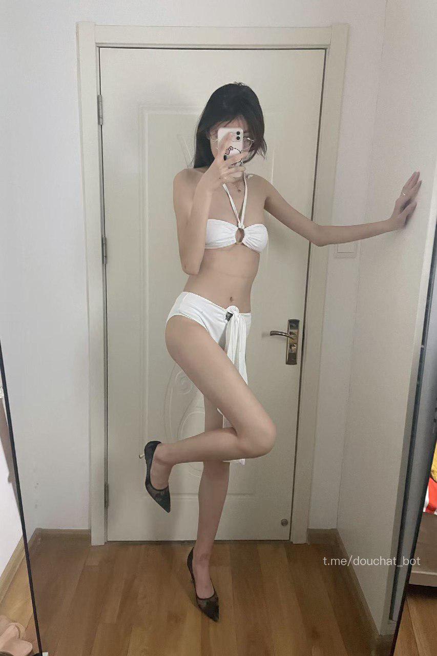 不爱穿shoes 2024-10-21 18:44:16 铁粉福利 白欲情趣👙清纯又性感🫦秘腿白白嫩嫩